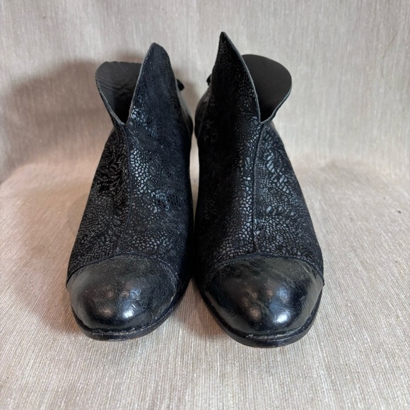 CYDWOG Sz 37.5 Handsculpted in the US Filigree Contrasting Kitten Heel Shooties - Picture 2 of 10